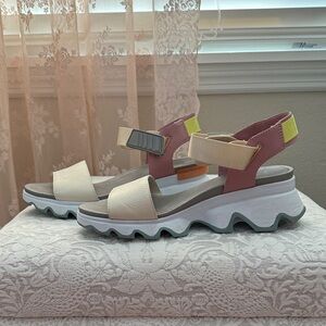 Sorel Women's Tan and Pink Sandals